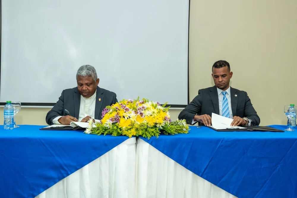 Firma del Convenio Marco entre la Cámara de Comercio de Barahona y UCATEBA